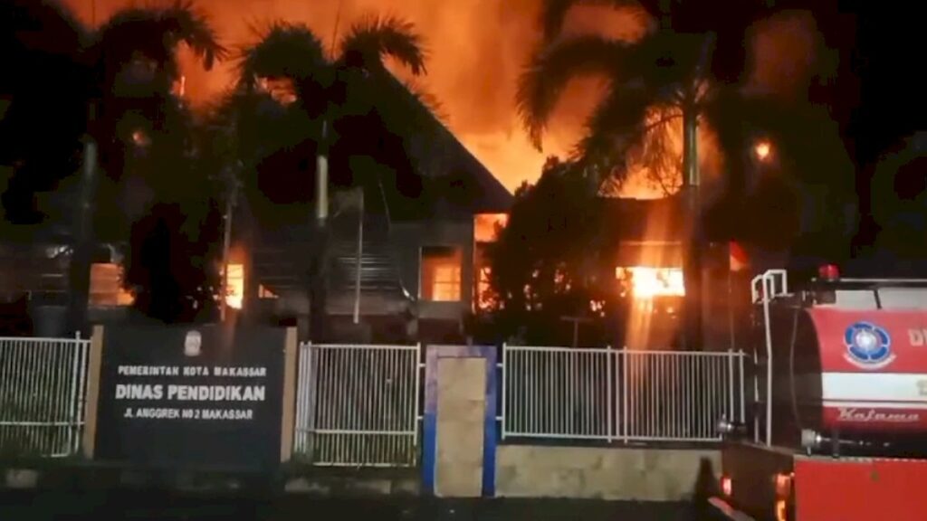 Kebakaran Hebat Hanguskan Kantor Disdik Kota Makassar, Polisi Selidiki Penyebabnya