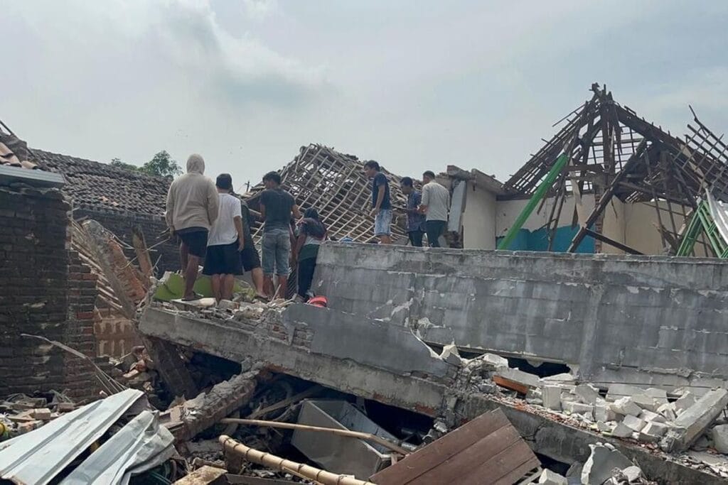 Ledakan Di Rumah Anggota Polisi Mojokerto, 2 Orang Tewas, 5 Rumah Rusak 1 Ledakan Di Rumah Anggota Polisi Mojokerto, 2 Orang Tewas, 5 Rumah Rusak - - Gambar 3116