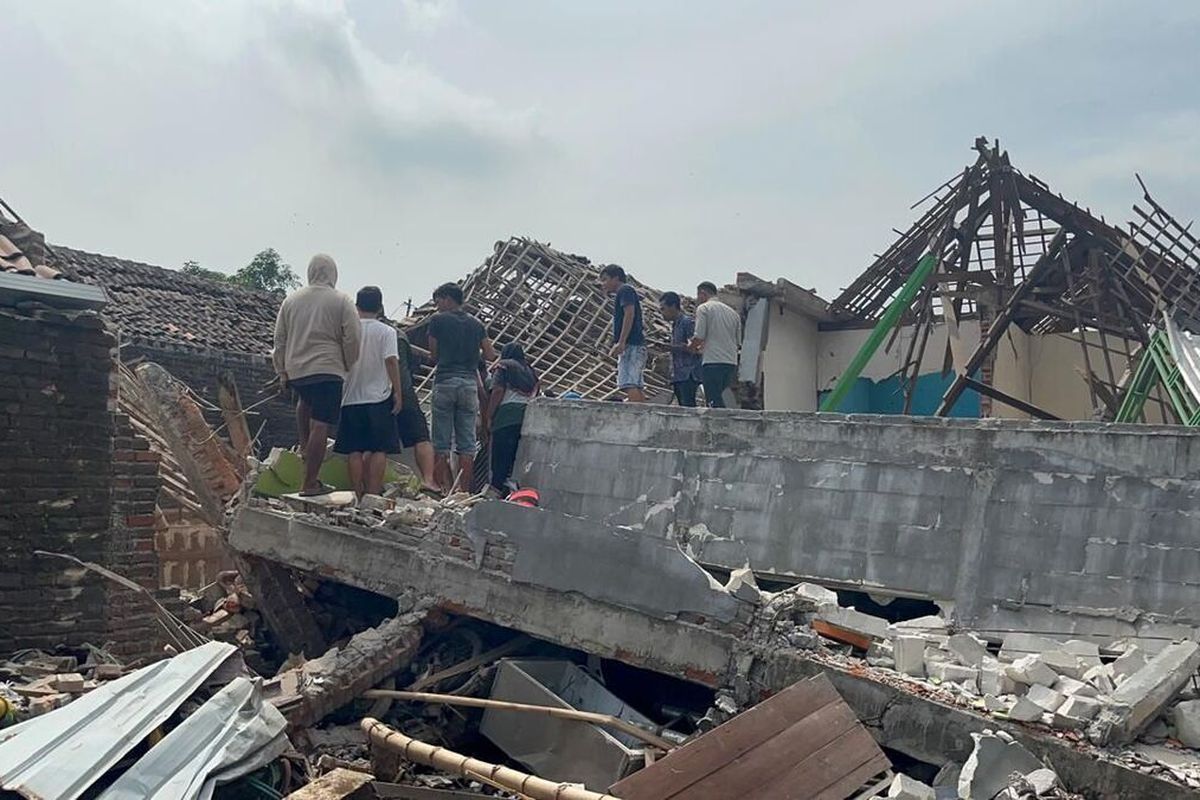 Ledakan Di Rumah Anggota Polisi Mojokerto, 2 Orang Tewas, 5 Rumah Rusak