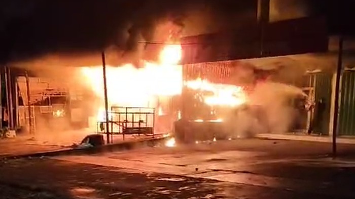 7 Ruko di Makassar Terbakar Saat Malam Tahun Baru, Diduga akibat Petasan 2 7 Ruko di Makassar Terbakar Saat Malam Tahun Baru, Diduga akibat Petasan