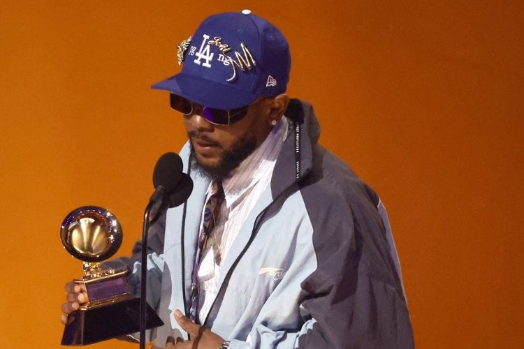 Kendrick Lamar Raih Dua Grammy, Tapi Penampilannya di Super Bowl Malah Bikin Kontroversi!