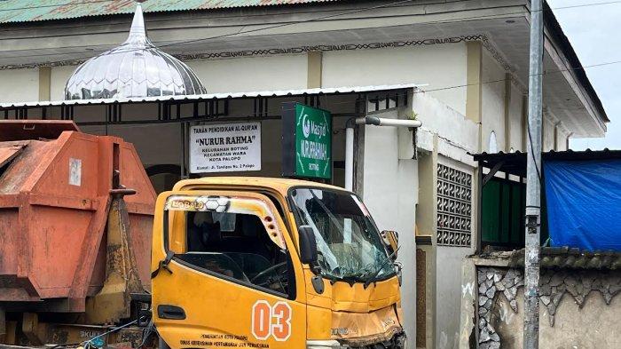 Akibat Rem Blong Truk Sampah DLH Tabrak Pengendara Motor Di Palopo