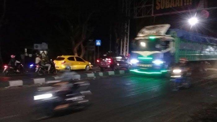 Jalan Berlubang Di Poros Alauddin Kota Makassar, Dua Pengendara Motor Alami Kecelakaan -  - Gambar 2746