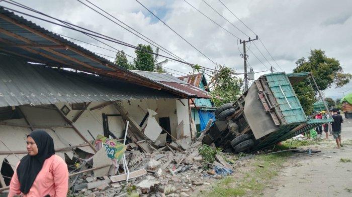 Truk Pengangkut Bawang Di Tanete Rilau Barru Seruduk Rumah Warga, Sopir Truk Luka Parah