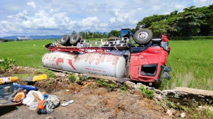 Sebuah Truk Pengangkut Semen Curah Terguling Di Maros