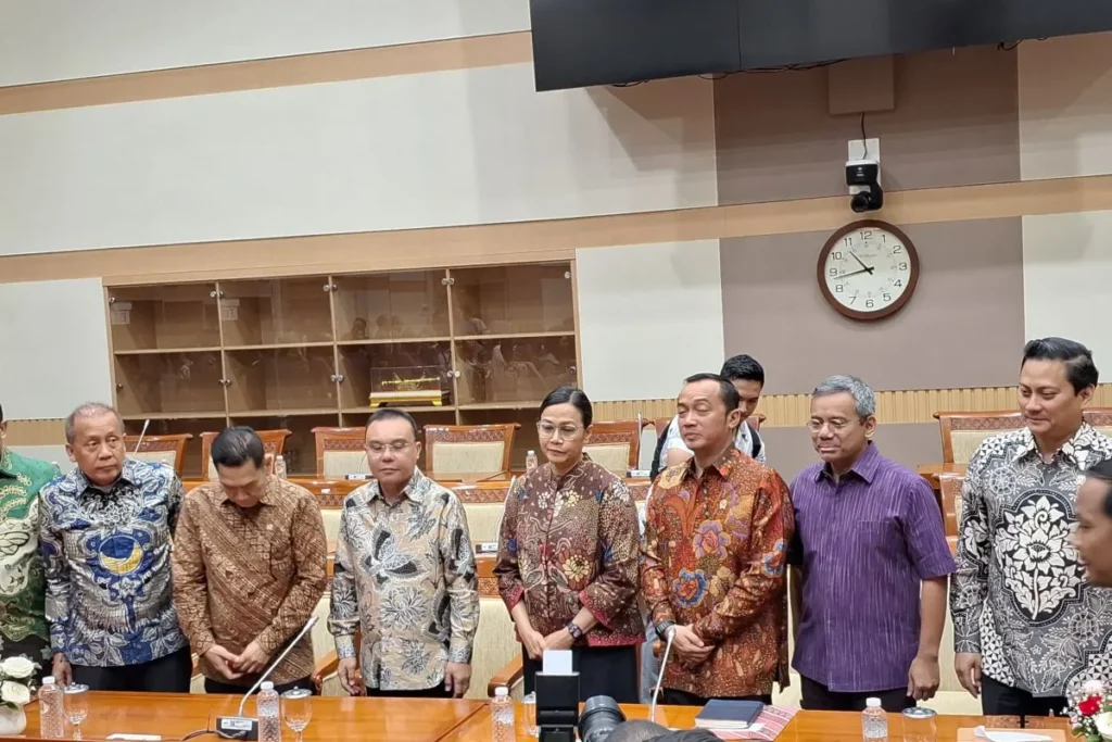 Menteri Keuangan Sri Mulyani Indrawati bersama Wakil Ketua DPR RI Sufmi Dasco Ahmad bersama jajaran pejabat lainnya dalam konferensi pers di Gedung DPR RI, Jakarta, Jumat (14/2/2025). ANTARA/ Muhammad Heriyanto