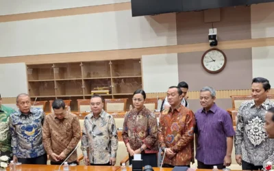 Menteri Keuangan Sri Mulyani Indrawati bersama Wakil Ketua DPR RI Sufmi Dasco Ahmad bersama jajaran pejabat lainnya dalam konferensi pers di Gedung DPR RI, Jakarta, Jumat (14/2/2025). ANTARA/ Muhammad Heriyanto