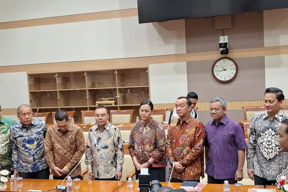 Menteri Keuangan Sri Mulyani Indrawati bersama Wakil Ketua DPR RI Sufmi Dasco Ahmad bersama jajaran pejabat lainnya dalam konferensi pers di Gedung DPR RI, Jakarta, Jumat (14/2/2025). ANTARA/ Muhammad Heriyanto