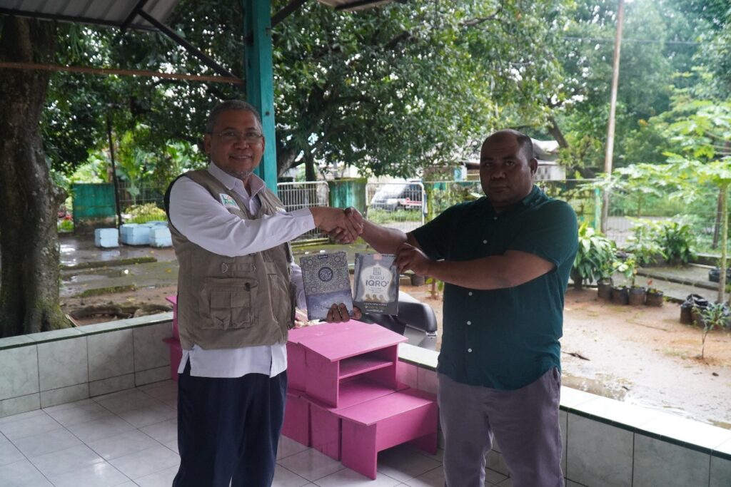 Sambut Bulan Suci Ramadhan, Laz Annur PLN IP UBP Tello Bagikan Al-Qur'an pada Santri