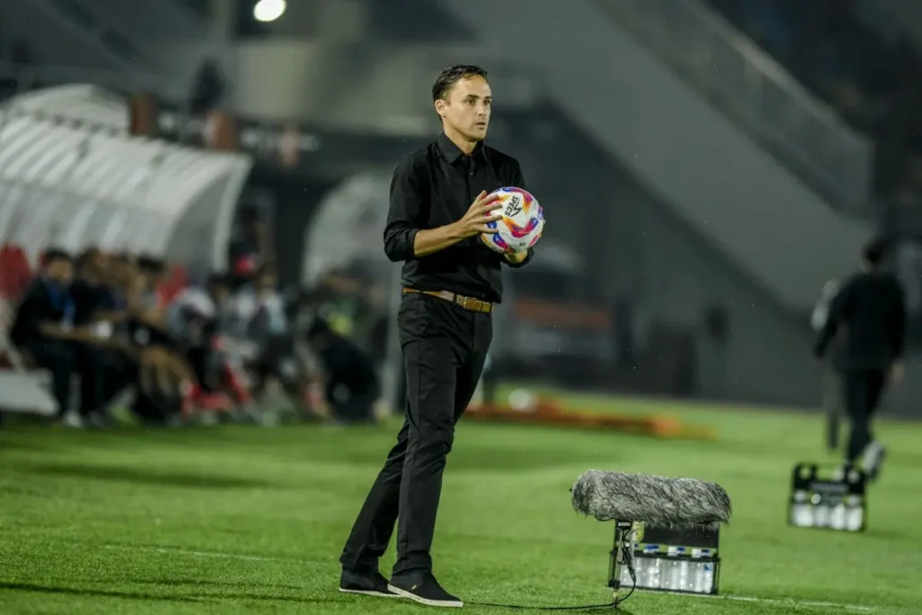Paul Munster di Ujung Tanduk! Akankah Persebaya Segera Cari Pelatih Baru? -  - Gambar 2675