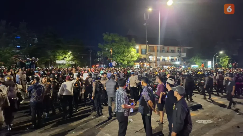 Situasi Sempat Tegang, Polisi Tangkap 8 Anarko dalam Demo Indonesia Gelap di Makassar