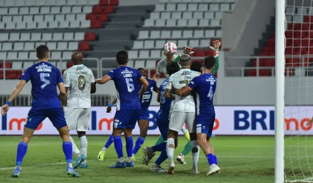Persib Bandung Kalahkan PSIS Semarang, Tetap Kokoh di Puncak Klasemen 2 Persib Bandung Kalahkan PSIS Semarang, Tetap Kokoh di Puncak Klasemen