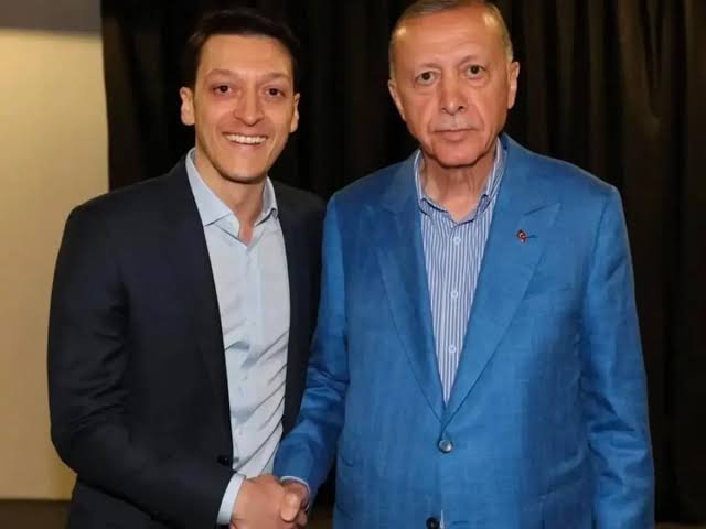 Mesut Özil Pensiun dari Sepak Bola, Kini Terjun ke Dunia Politik Turki Bersama Erdoğan!