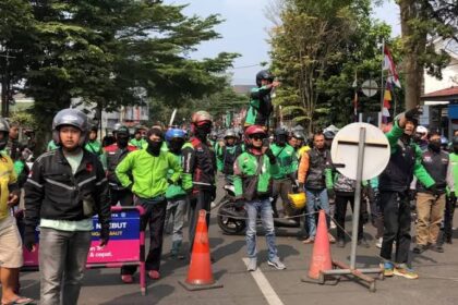 Setelah Tuntut THR, Kini Driver Ojol Geruduk Aplikator: Potongan 40% Dinilai Mencekik!