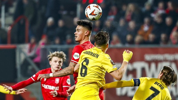 Dramatis! Gol di Menit Akhir Bawa FC Twente Menang, Mees Hilgers Jadi Tembok Kokoh