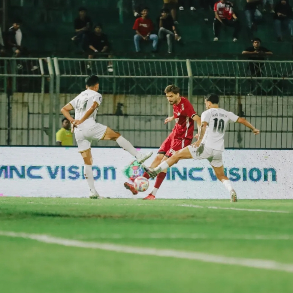 Madura United Tumbang di Kandang, PSM Makassar Berpesta Gol!