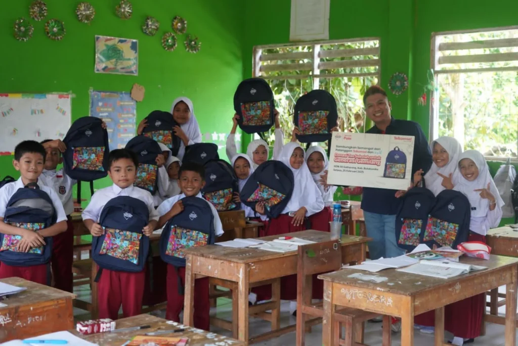 Telkomsel Berbagi Tas Sekolah Gratis, Berkat Donasi Pelanggan