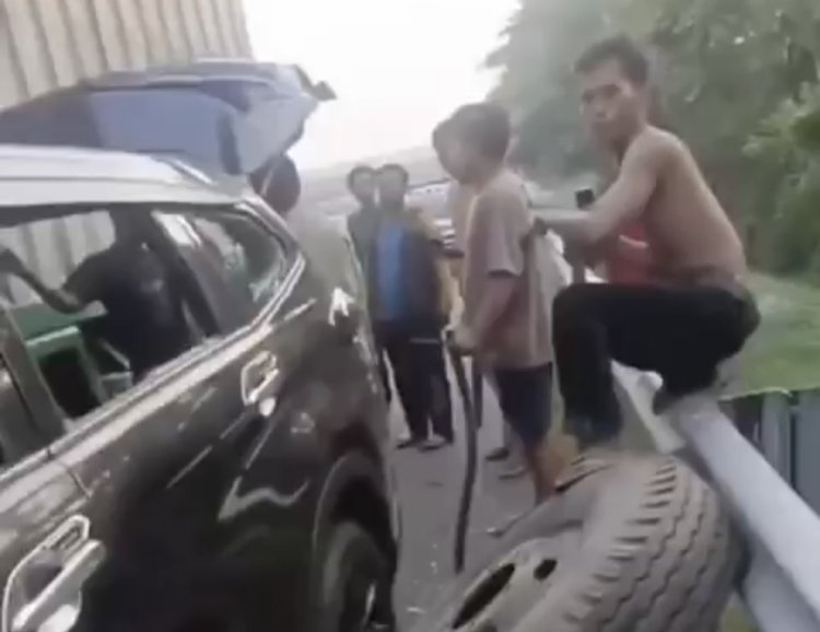 Mobil Hancur Akibat Ketahuan Curi Ban Serep