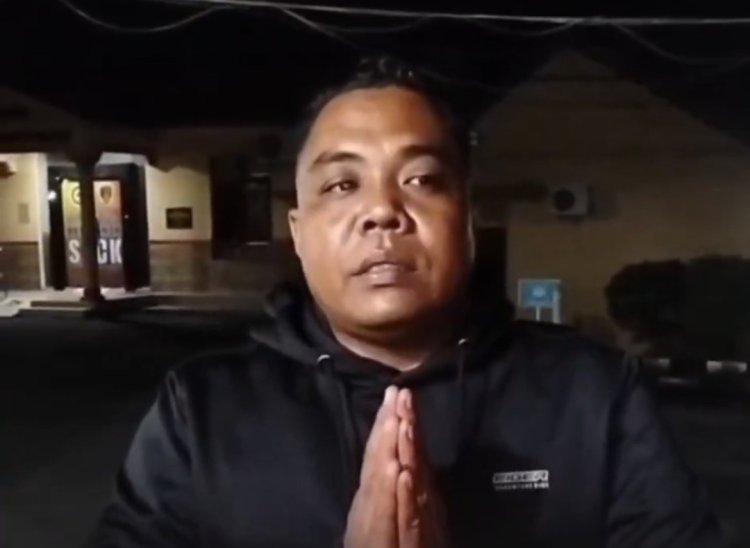 Polisi Tendang Kepala ODGJ, Lantaran Kesal Akibat Motor Di Bakar, Berujung Minta maaf
