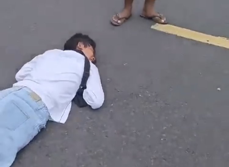 Viral Video Seorang Pemuda Tiduran Di Tengah Jalan, Diduga Masalah Percintaan