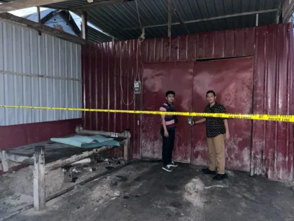 Polisi Akhirnya Segel Bangunan Di Jeneponto Yang Diduga Tempat penimbunan Solar Subsidi -  - Gambar 2393