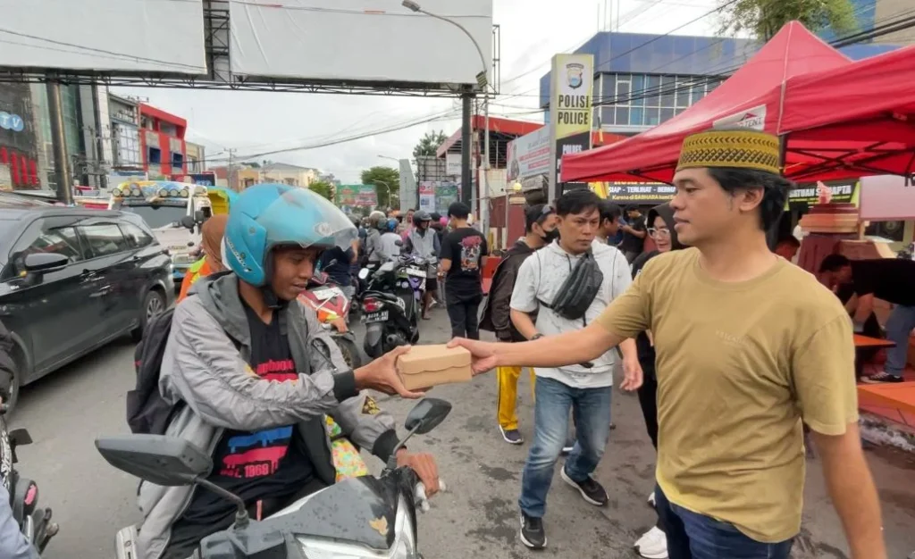 Polres Pelabuhan Makassar Bagikan Takjil ke Masyarakat