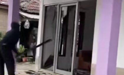 Imbas Penganiayaan Dua Satpam Di Tanggerang Rumah Bekas Kantor LSM Gerhana Dirusak Massa