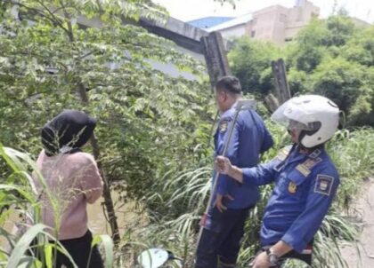 Ponsel Seorang Wanita Dilempar ke Kali Usai Ribut dengan Pacar, Langsung Minta Tolong Damkar
