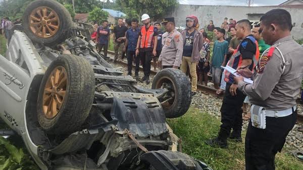 Kereta Api Di Asahan Sumut, Tabrak Mobil, Satu Keluarga Tewas