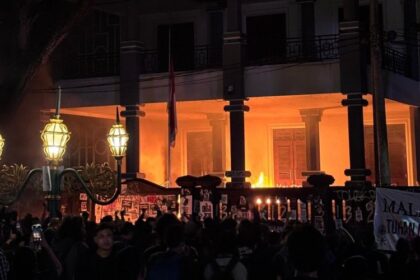 Demo Tolak UU TNI di Malang Berujung Ricuh, Gedung DPRD Terbakar