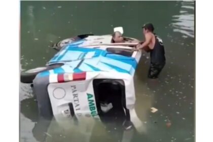 Ditabrak Truk, Ambulans Pembawa Jenazah Terjun ke Sungai di Bali