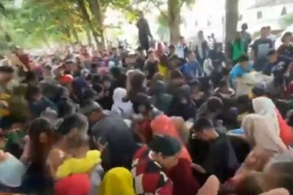 Antusias Warga Berebut Kupon Pembagian Rendang Di Palembang