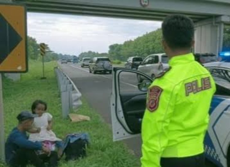Seorang Bapak dan Anak Ditelantarkan Bus di Tol Cipali