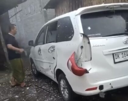 Rumah dan Mobil Rusak Diduga Gegara Petasan Jumbo Jatuh dari Balon Udara