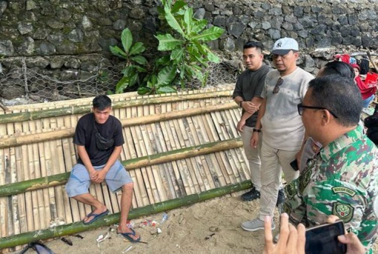 Polisi Amankan Pemilik Jembatan Bambu yang Lakukan Pungli di Pantai Carita Banten