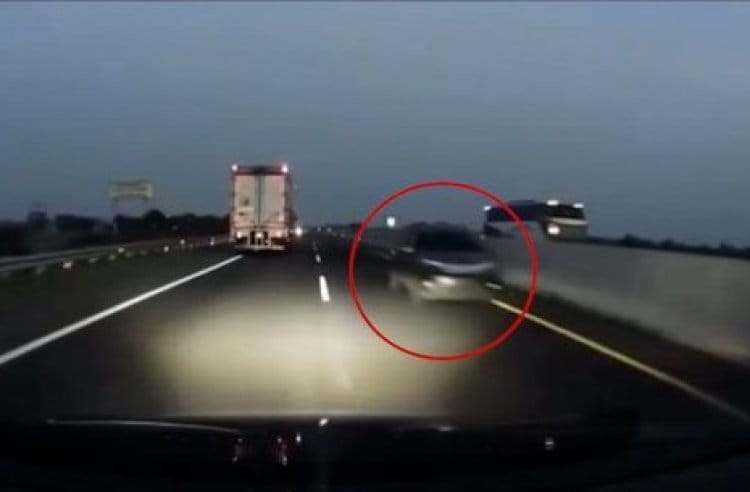 Pengendara Nekat Lawan Arah di Tol Pekalongan Berujung Kecelakaan Maut - Pengendara Nekat Lawan Arah di Tol Pekalongan Berujung Kecelakaan Maut - Gambar 2059