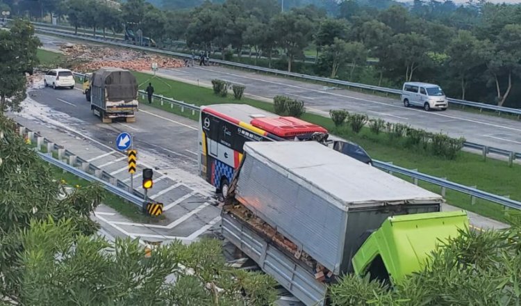 Bus Akas Tabrak Truk Wing Boks di Tol Gempol-Pasuruan, Sopir Bus Tewas