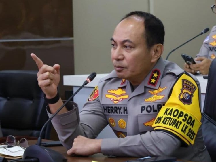 Usai Pengeroyokan Wanita oleh Debt Collector Didepan Polsek, Kapolsek Bukit Raya Dicopot  -  - Gambar 1902