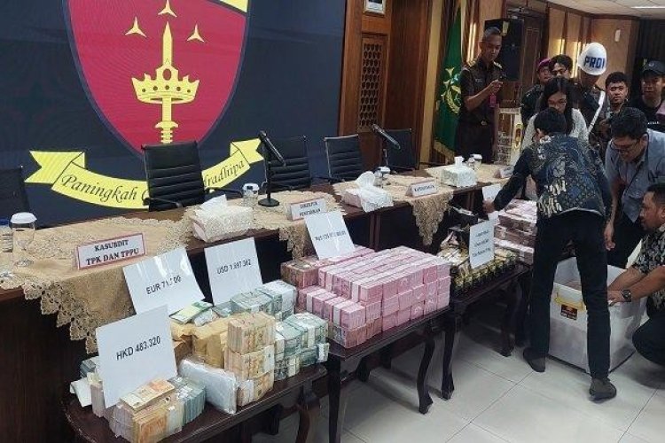 Rumah Mewah Eks Pejabat MA Zarof Ricar Digeledah, Jaksa Sita Uang Rp 920 Miliar dan 51 Kg Emas