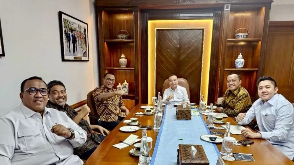 Pemerintah dan DPR Bahas Pembentukan Satgas PHK Bersama Tiga Pimpinan Serikat Buruh -  - Gambar 1995