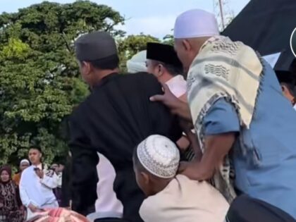 Cekcok Antara Jamaah dan Satpol PP di Lapangan Karebosi Makassar