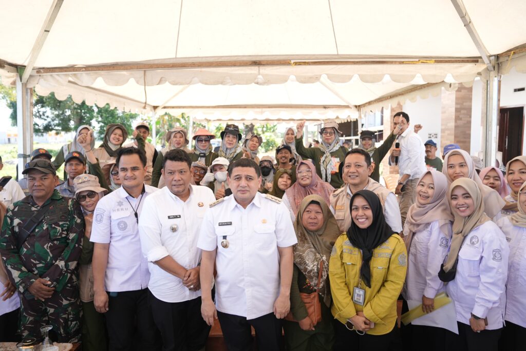 Saksikan Gerakan Menanam Serentak dengan Presiden Prabowo, Appi Turun Tanam Padi Bareng Warga 2 Saksikan Gerakan Menanam Serentak dengan Presiden Prabowo, Appi Turun Tanam Padi Bareng Warga