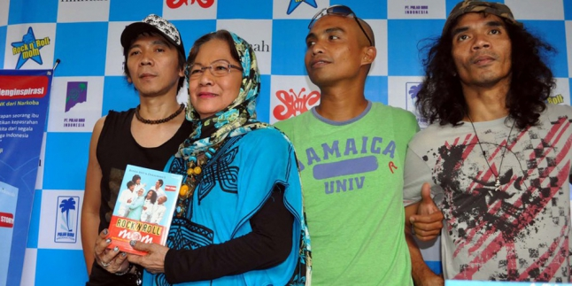 Rumah Duka Bunda Iffet di Markas Slank Dihadiri Kerabat dan Musisi