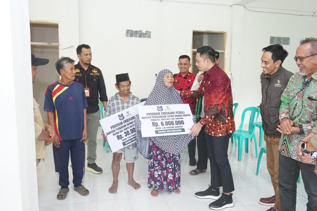Bupati Enrekang Salurkan Bantuan untuk Korban Kebakaran dan Warga Kurang Mampu di Desa 2 Bupati Enrekang Salurkan Bantuan untuk Korban Kebakaran dan Warga Kurang Mampu di Desa