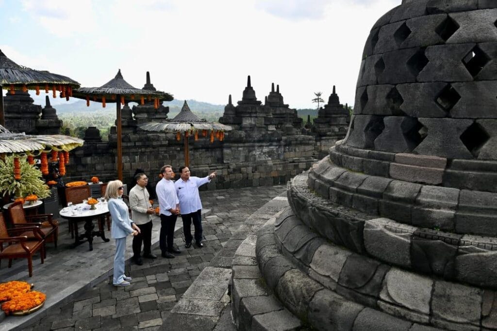 Momen Hangat Prabowo dan Macron di Borobudur, Bahas Sejarah hingga Spiritualitas - Prabowo - Gambar 1247