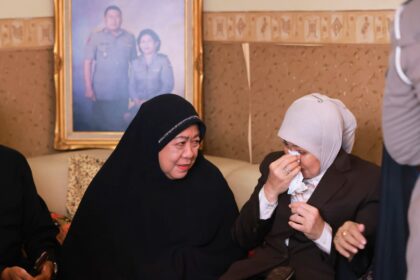 Aliyah Mustika Ilham Melayat ke Rumah Duka Komjen (Purn) Jusuf Manggabarani