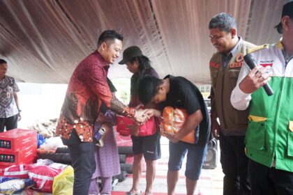 Bupati Enrekang Salurkan Bantuan untuk Korban Kebakaran dan Warga Kurang Mampu di Desa