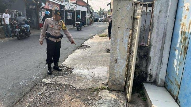 Ibu dan Anak di Sukabumi Disiram Air Keras oleh OTK saat Naik Motor - Air Keras - Gambar 1695