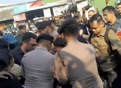 Polisi Bubarkan Aksi Demo Mahasiswa Bela Buruh di Belakang Gedung DPR RI Berakhir Ricuh