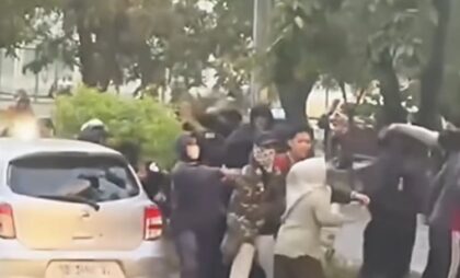 Mobil Ibu-Ibu di Makassar Dirusak Massa Saat Demo Hari Buruh